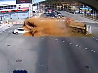 コリア怖い！交差点で土を満載したダンプとダンプが衝突してセダンが危ない動画
