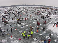 氷の上に34000個の穴と11000人のアングラー！世界最大の氷穴釣り大会の様子。ガル湖