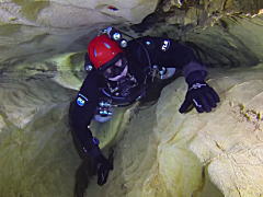 狭い所が怖い。それが水中ならもっと怖い。人がやっと通れるほどの狭い水中洞窟に潜るビデオ