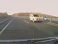 あぶなっ！というかえっ！？高速道路をネクスコ東日本の車が逆走！その映像がドラレコに撮影される