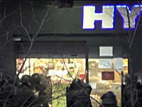 パリのテロ事件で犯人が立て籠もっていた商店に警官隊が突入。その時のビデオが公開される。