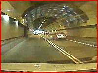 トンネル内で停車していたバイクの集団に後続車が突っ込む恐ろしい事故の映像。