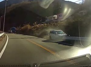 これは危ない！神奈川で道をそれて斜面走行になった車がもう少しでロバート・クビサな事に。