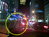 車道に出てきた怪しい男性が信じられない行動に！梅田で撮影された？？動画。