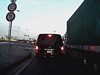茨城県でまさかのドラレコが撮影される。発進した車のリアハッチが開いた子供が落ちるｗ