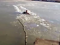 ワンちゃんを救う為に凍った湖に飛び込んだ男。氷を割りながら進んで救助成功！
