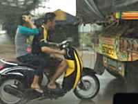 雨を避ける方法としてはリスクが高すぎるｗｗｗノーヘル二人乗りスクーターが危険。