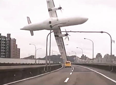 台湾で旅客機が墜落。その瞬間を捉えた凄いドライブレコーダー映像が投稿される