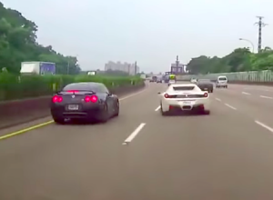 高速道路で撮影車をハッキネン抜きしたフェラーリがGT-Rを事故らせるドラレコ動画