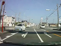 居眠りか発作か。静岡県で撮影された異常な動きをする軽自動車。後続車が正面衝突