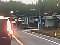 ドラレコが記録した衝撃映像。トラックが信号機に突っ込む瞬間。運転席ぶっ壊れてる。