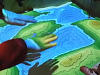 これはポピュラス。砂を盛った高さに合わせて地図が描かれるシステムがポピュラス。