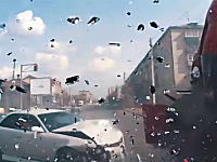 基本ヤバいやつ。ロシアの激しめの交通事故映像集。1分32秒のぶっ飛びバイクは死んでるかも。