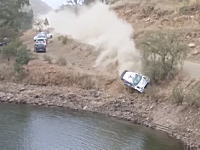 WRCラリー第3戦で危機一髪。コースをそれたマシンが池に落ちて完全に沈没してしまう