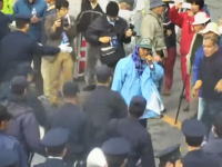 キャンプ・シュワブで抗議活動をしていた2名が逮捕される瞬間。米軍撮影が流出。
