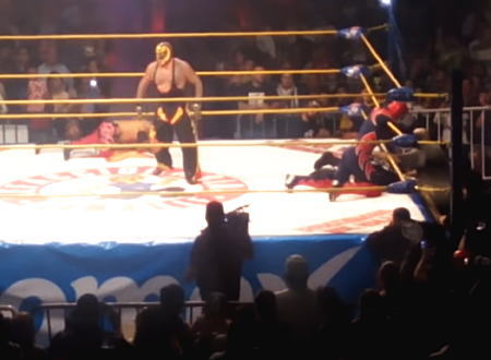 プロレスで死亡事故（動画）ドロップキックを食らった選手がリング上で動かなくなり死亡。そのビデオ。