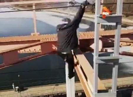 おそロシア動画の撮影で鉄道橋に登った14歳の少年が誤って高圧ケーブルに掴まって感電して落下。