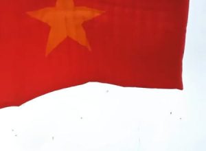 ベトナムの凧揚げ祭りでロープに絡まって上空へ運ばれた少年が落下して亡くなった事故の映像。