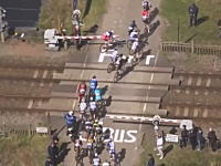 自転車ロードレース「パリ～ルーベ」で珍事。レース中に踏み切りの遮断機が下りて選手が立ち往生ｗ