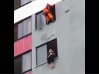 消防士さんＧＪ動画。自殺しようとしている女性を上の階からロープ降下して部屋の中に蹴り戻す！