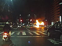 四条堀川交差点で中央分離帯に乗り上げた？車が横転して大炎上。その瞬間。