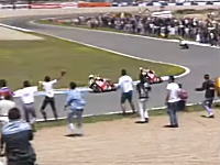 ファンの乱入に驚いてスピードを落としたクリビーレをドゥーハンがパスして優勝。1996GP500スペイン。