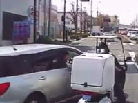 どっちがDQN動画。神奈川の路上で揉めているステーションワゴンと三輪車。何があった？