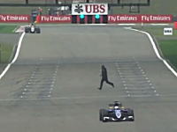 中国人がF1のフリー走行中にコースに乱入。フェラーリのピットに駆け寄り「マシンが欲しい！」