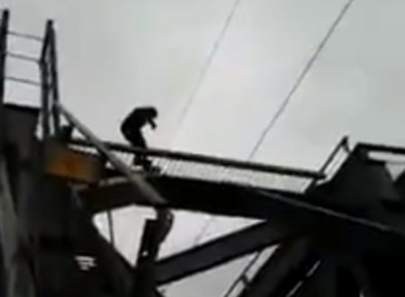 鉄道橋に登っていた少年が感電して線路に落下。そこに電車が来てはねられる。