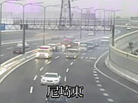 日本でこういう映像は珍しい？高速道路で事故処理中の現場に別の車が突っ込む瞬間。尼崎東