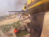 低空でホバリングしながら小さな井戸から水を汲み上げるスゴ腕パイロット。消防防災ヘリコプター