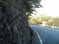 やっちまったー(´°_°`)六甲山の峠道でカーブを曲がりきれずに溝に落ちちゃうワゴンＲ