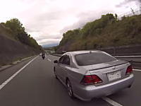 これはヤクザだな。高速道路でバイクに危険な幅寄せを行う殺人クラウンの映像。