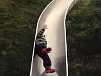 雨の日に滑り台を滑るのは危険です5秒動画。小さな男の子が滑り台で危ない事にｗｗ