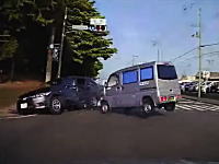 なぜそのタイミングで・・・。八王子街道で撮影された右直事故からの追突ドライブレコーダー。