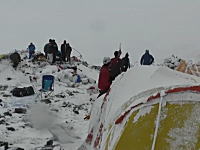 日本人が記録していたエベレストのベースキャンプを襲った雪崩の映像。新たに公開される。