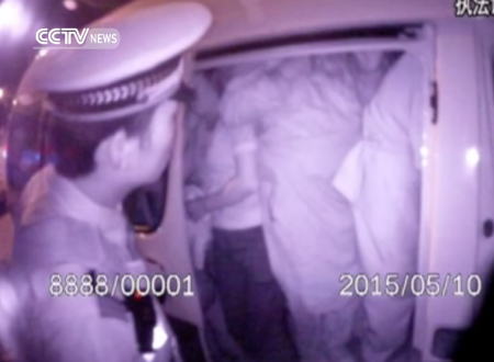中国で前代未聞の定員オーバー。6人乗りのミニバンに51人も乗ってて警官も驚いた動画。