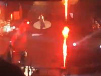 ライブでステージから噴射した炎でギタリストの顔が燃える事故が発生！煙でてる。