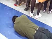 なんだこの乞食ｗｗｗ韓国の電車内で撮影された乞食が酷すぎると話題に。