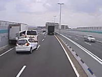 外に出ていたドライバー危機一髪。阪神高速で故障車に追突⇒玉突き事故に。