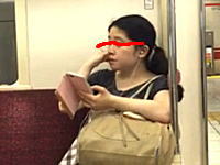 地下鉄でモロに鼻くそを食べている女の子が撮影される。これ無意識なんだろうなあ。