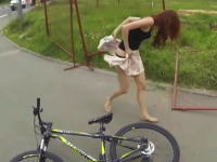 お姉ちゃんの巻きスカートが引っかかってパンツモロ見えｗｗｗ軌跡の瞬間が撮れたヘルメットカム。