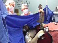 脳腫瘍の手術を受けながらギターを弾いて歌ってみた。これはどういう事なの(°_°)