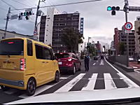 違反者を捕まえるのは良いけど警官の飛び出し方が危ないドライブレコーダー映像。