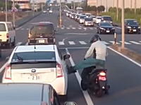 ボコられるプリウス(´･_･`)栃木で撮影されたDQNスクーター乗り。ミラー破壊ｗ