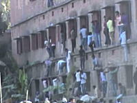 異常な光景。インドのカンニング方法が凄い。回答を教える為に命がけで壁を登る親たち