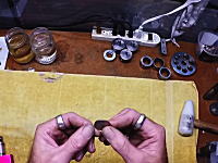 硬貨を指輪に。1枚のコインをわずか2分で指輪に作り変えちゃう作業ビデオ。