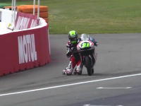 Moto3オランダGPで奇妙な恰好でチェッカーフラッグを受けたニクラス・アジョ。解説も笑うｗｗ
