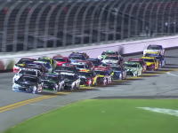 フェンス完全破壊。NASCARでチェッカー直後に観客5名も負傷する大事故が発生する。