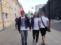 ロシアではゲイは許されない？男同士が手を繋いで街を歩いてみたら。ホモホモ動画。